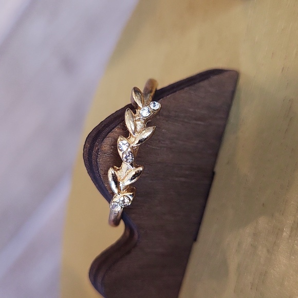 Gold Tone Olive Leaf Rhinestone Detail Ring, Size 11.5 - Picture 2 of 7